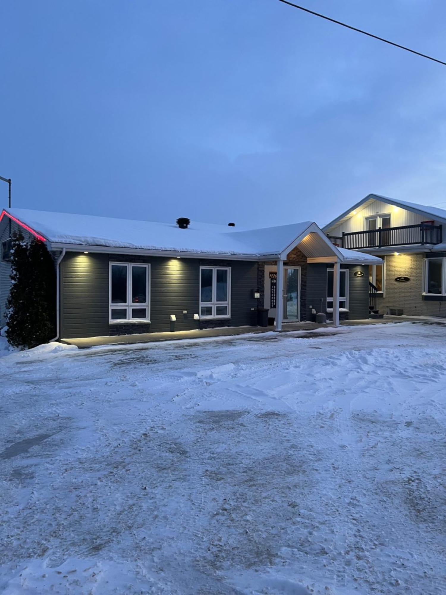 Hotel Auberge St-Felicien Saint-Félicien المظهر الخارجي الصورة