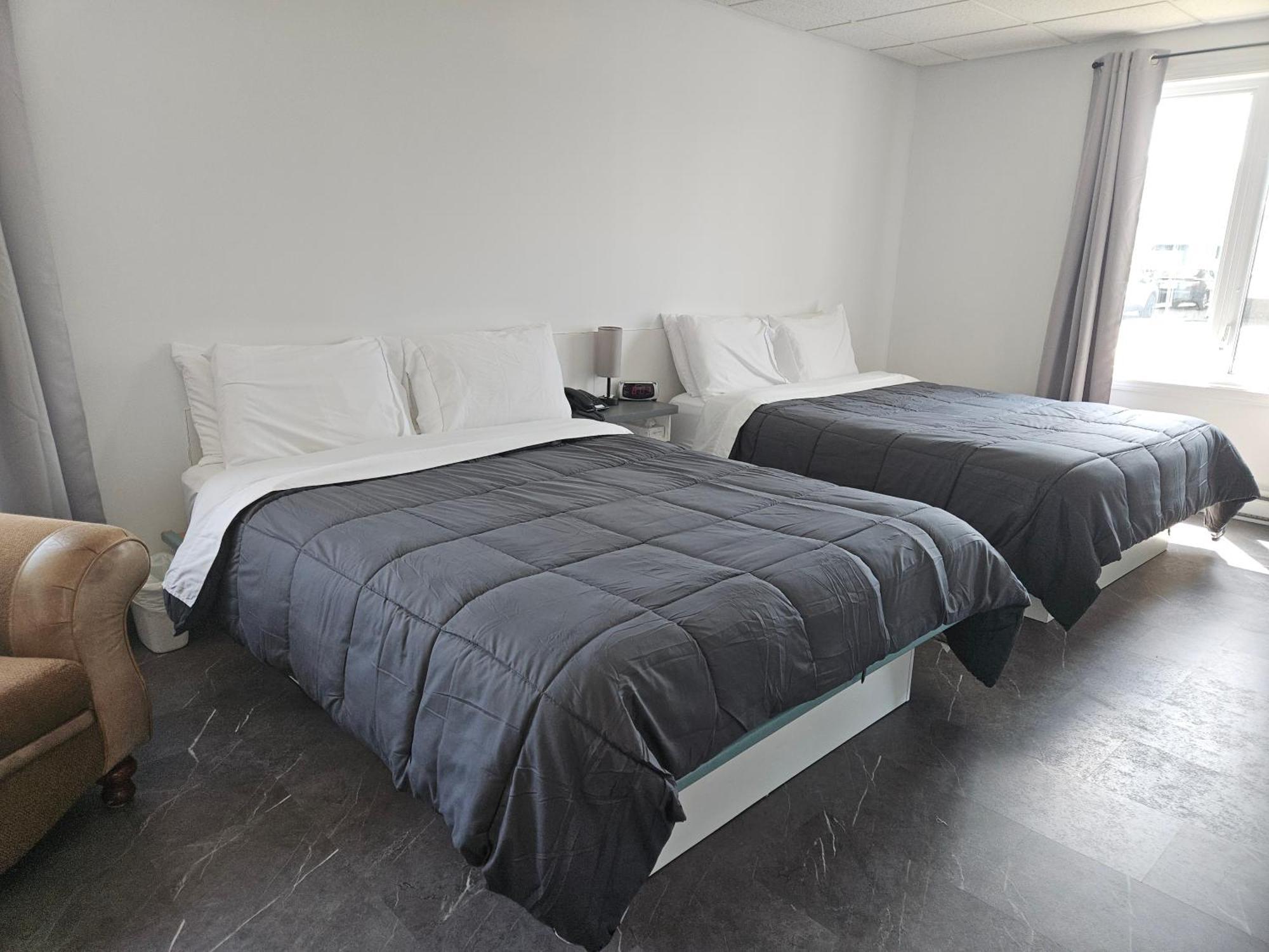 Hotel Auberge St-Felicien Saint-Félicien المظهر الخارجي الصورة